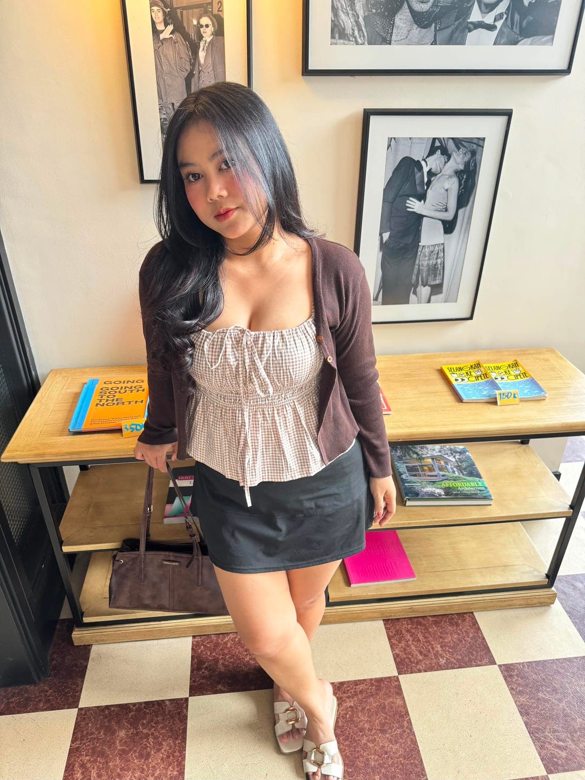 Dela, owner dan nail artist Denailss, sedang mengerjakan nail art