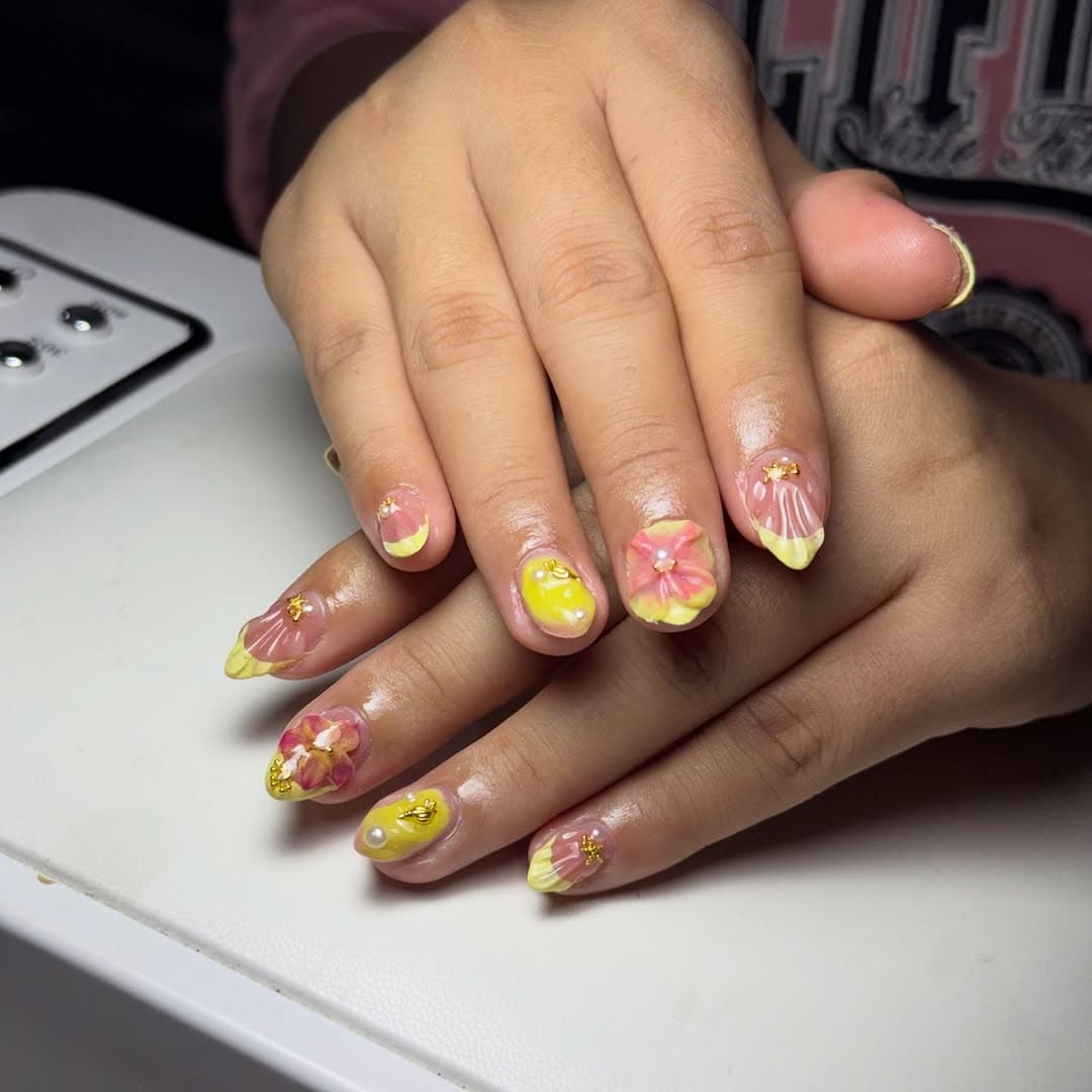 Detail close-up nail art bunga sakura